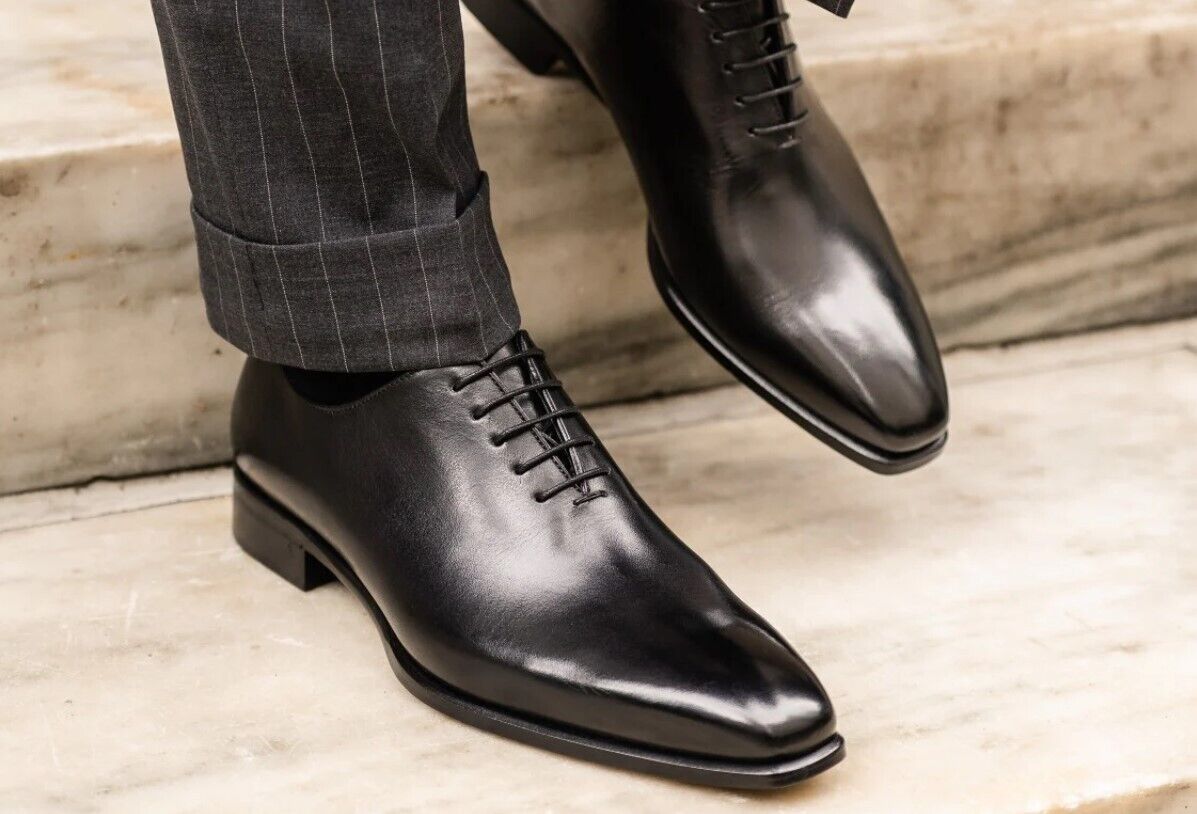Black Leather Oxford Shoe with Sleek Design and Closed Lacing