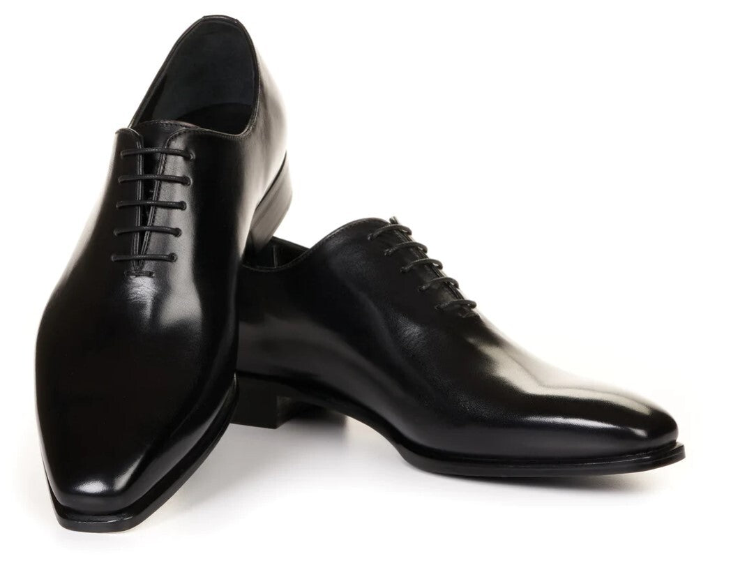 Black Leather Oxford Shoe with Sleek Design and Closed Lacing